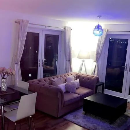 Apartment Impeccable 2-bed In Salford *