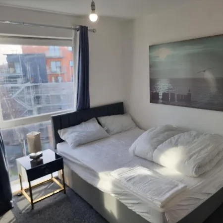 Impeccable 2-bed In Salford *
