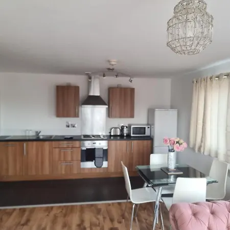 Impeccable 2-bed In Salford Apartment Manchester