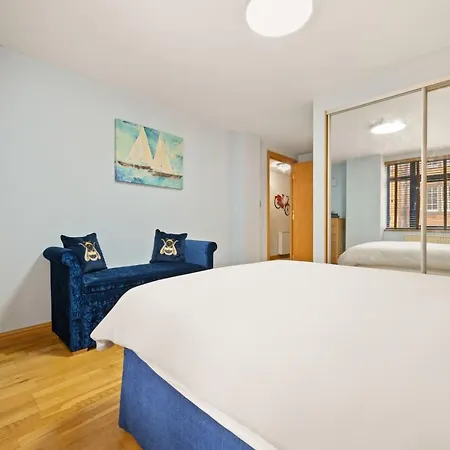 Lovely 2 Double Bedroom Flat With Patio Apartment Manchester