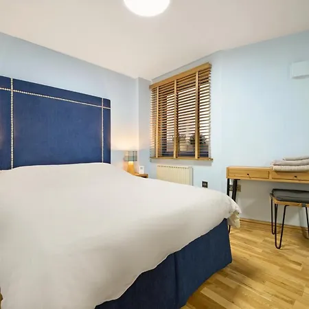 Lovely 2 Double Bedroom Flat With Patio Apartment *
