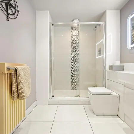Lovely 2 Double Bedroom Flat With Patio *