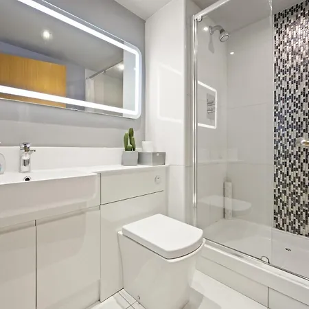 Lovely 2 Double Bedroom Flat With Patio * Manchester
