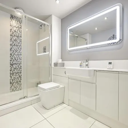 Lovely 2 Double Bedroom Flat With Patio Apartment Manchester