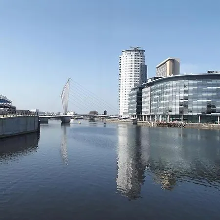 Luxury King Bed Near Old Trafford Stadium *