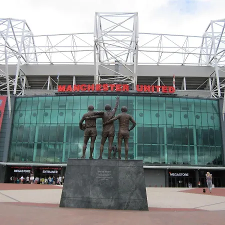 Luxury King Bed Near Old Trafford Stadium アパート