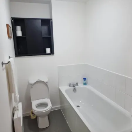 Impeccable 2-bed In Salford *