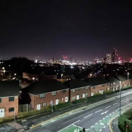 Impeccable 2-bed In Salford *