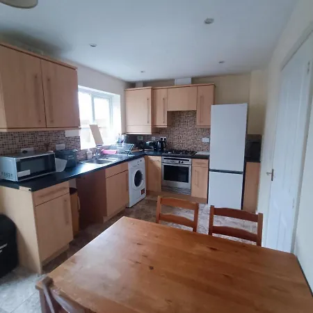 Modern Comfy 3bd House With Parking בית נופש מנצ'סטר