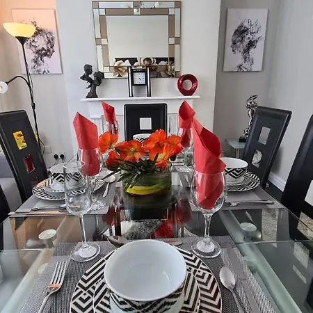 Stunning Home. Free Parking. Holiday home Manchester
