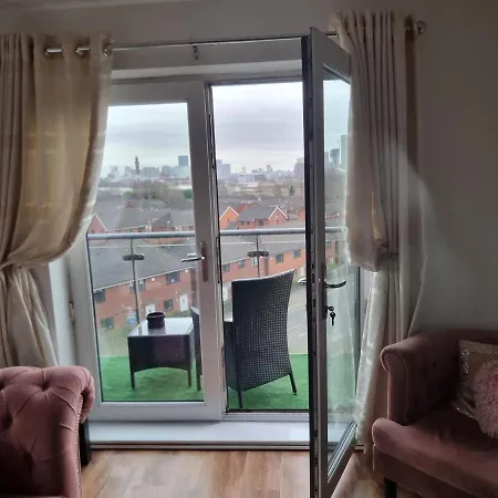 Impeccable 2-bed In Salford Apartment