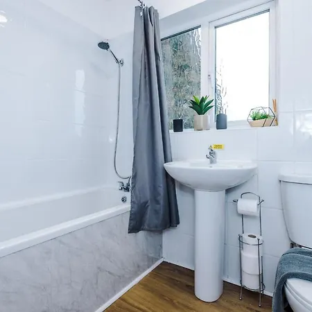 Half Mile To Etihad Stadium & Coop Arena, Free Parking, 6 Ppl Holiday home *