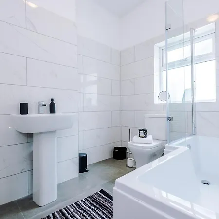3 Bed Property, Upto 8 Guests Near Centre Manchester