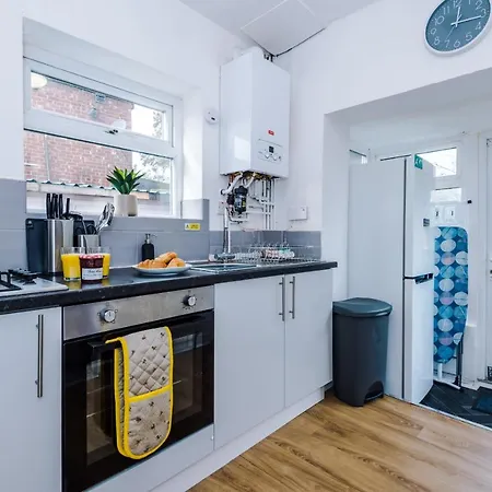 Holiday home Half Mile To Etihad Stadium & Coop Arena, Free Parking, 6 Ppl *