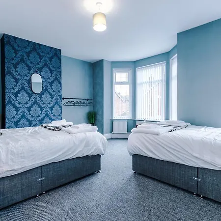 Holiday home 3 Bed Property, Upto 8 Guests Near Centre