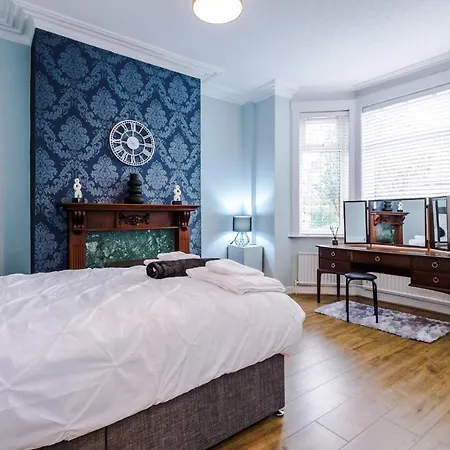 Holiday home 3 Bed Property, Upto 8 Guests Near Centre Manchester
