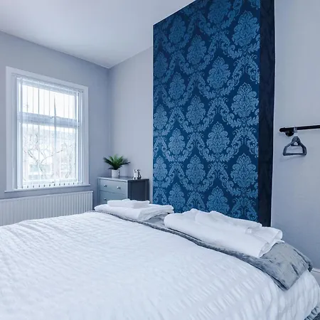3 Bed Property, Upto 8 Guests Near Centre Manchester