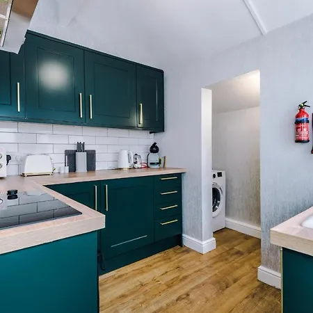 3 Bed Property, Upto 8 Guests Near Centre Holiday home