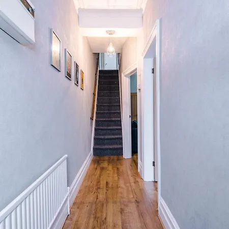 3 Bed Property, Upto 8 Guests Near Centre Manchester