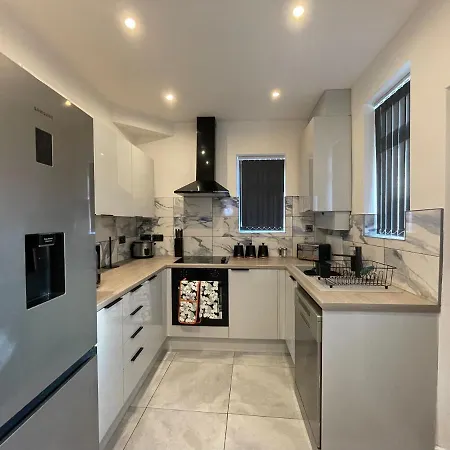 Holiday home Bright 4 Bedroom House With Free Parking Manchester
