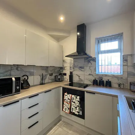 Bright 4 Bedroom House With Free Parking Manchester