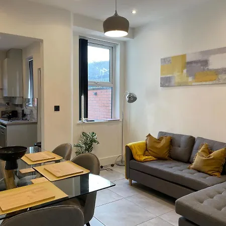 Bright 4 Bedroom House With Free Parking
