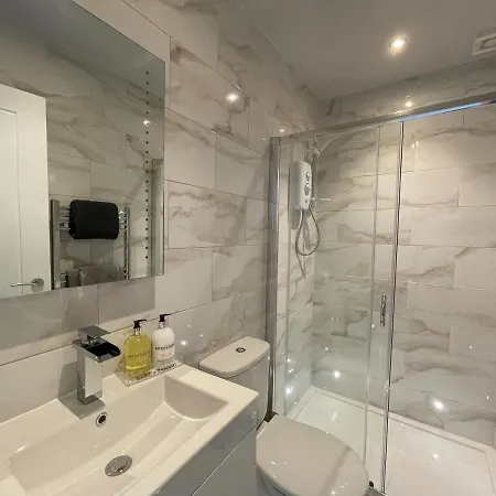 Holiday home Bright 4 Bedroom House With Free Parking *