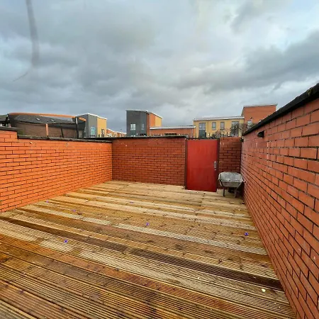 Bright 4 Bedroom House With Free Parking Holiday home
