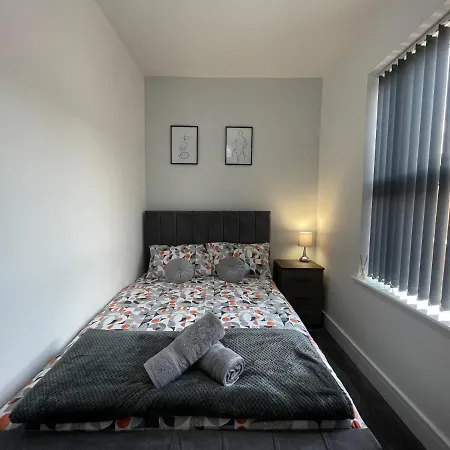 Bright 4 Bedroom House With Free Parking *