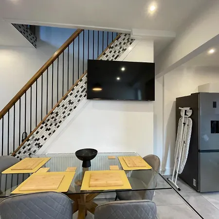 Bright 4 Bedroom House With Free Parking *