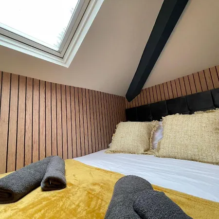 Deluxe Centrally Located In * Manchester
