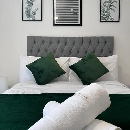 Luxury 2 Bed With Skyline Views.