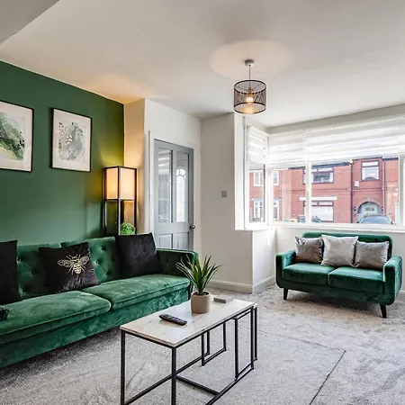 Homely 3 Bedroom House With Parking & Garden - Near Etihad Stadium - *