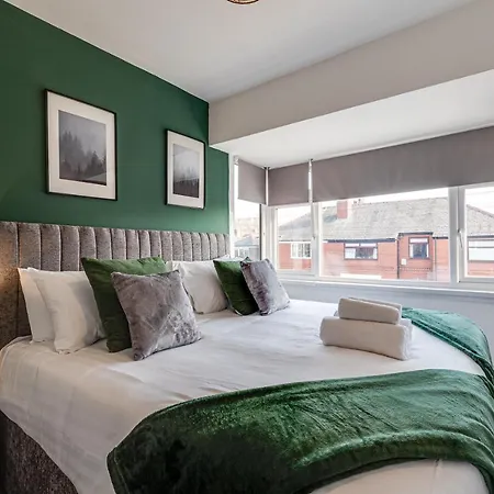 Homely 3 Bedroom House With Parking & Garden - Near Etihad Stadium - Manchester
