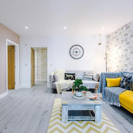 The Ecclesian - Upscale Near Trafford Centre & Eccles Train Station Apartment Manchester