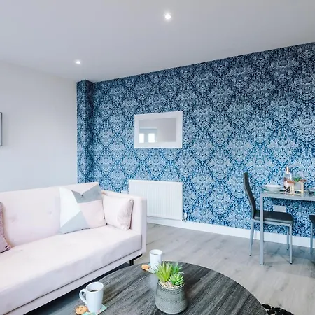 The Ecclesian - Upscale Near Trafford Centre & Eccles Train Station Apartment *