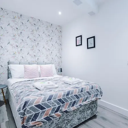 The Ecclesian - Upscale Near Trafford Centre & Eccles Train Station Apartment