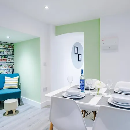 The Ecclesian - Upscale Near Trafford Centre & Eccles Train Station