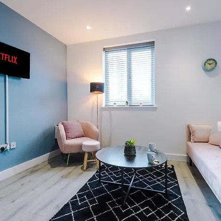Apartment The Ecclesian - Upscale Near Trafford Centre & Eccles Train Station *