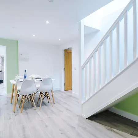 Apartment The Ecclesian - Upscale Near Trafford Centre & Eccles Train Station *