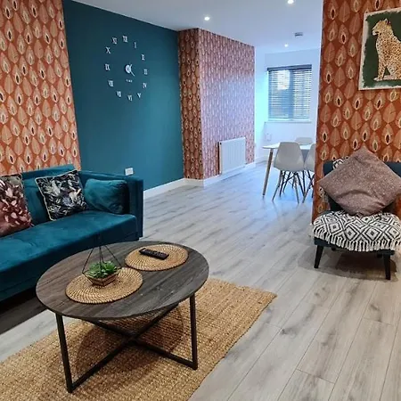 Apartment The Ecclesian - Upscale Near Trafford Centre & Eccles Train Station *