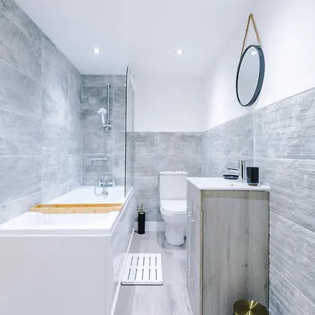 The Ecclesian - Upscale Near Trafford Centre & Eccles Train Station Apartment
