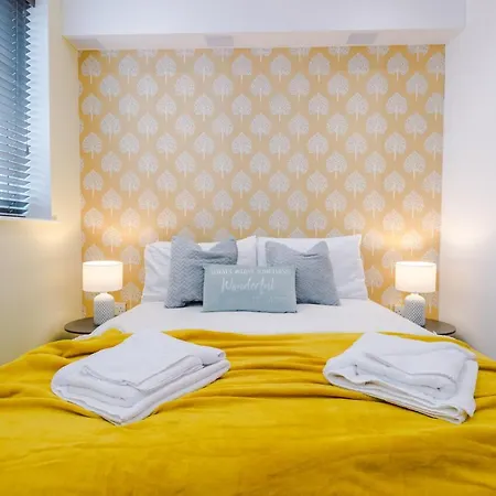 The Ecclesian - Upscale Near Trafford Centre & Eccles Train Station Apartment *