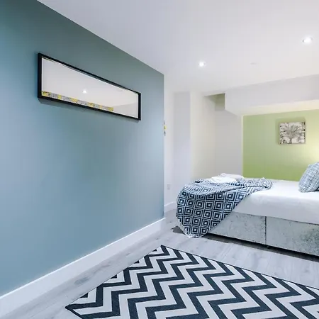 The Ecclesian - Upscale Near Trafford Centre & Eccles Train Station Apartment