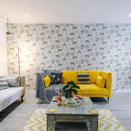 Apartment The Ecclesian - Upscale Near Trafford Centre & Eccles Train Station