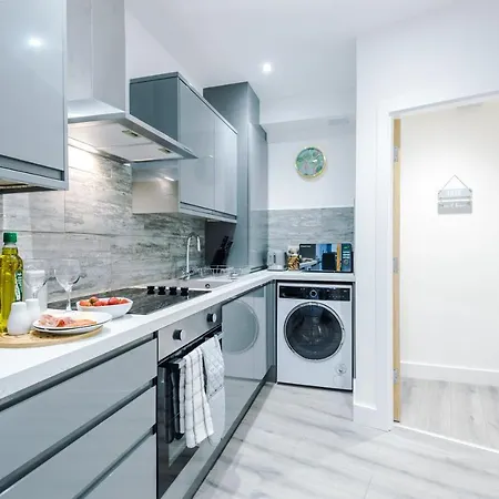 The Ecclesian - Upscale Near Trafford Centre & Eccles Train Station マンチェスター