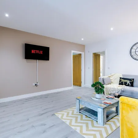 The Ecclesian - Upscale Near Trafford Centre & Eccles Train Station Apartment