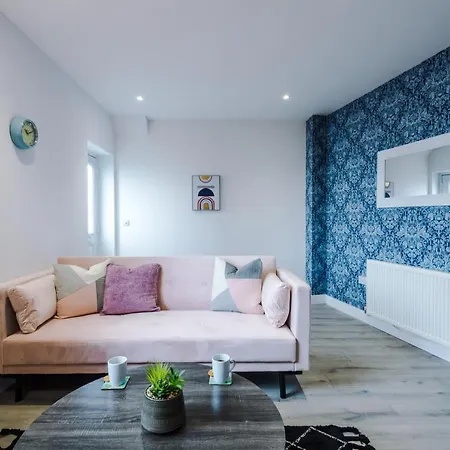 Apartment The Ecclesian - Upscale Near Trafford Centre & Eccles Train Station *
