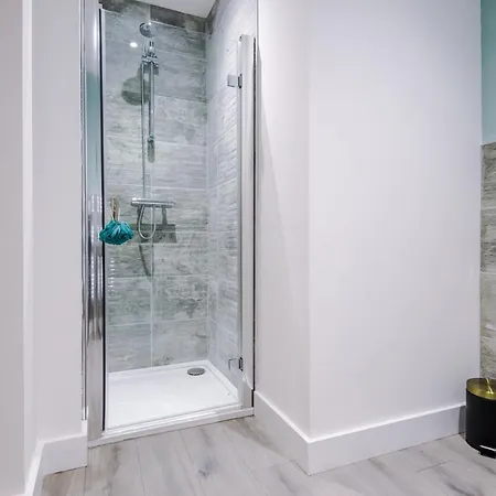 The Ecclesian - Upscale Near Trafford Centre & Eccles Train Station Manchester