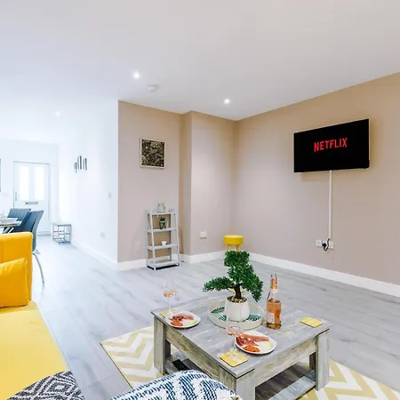 The Ecclesian - Upscale Near Trafford Centre & Eccles Train Station Apartment